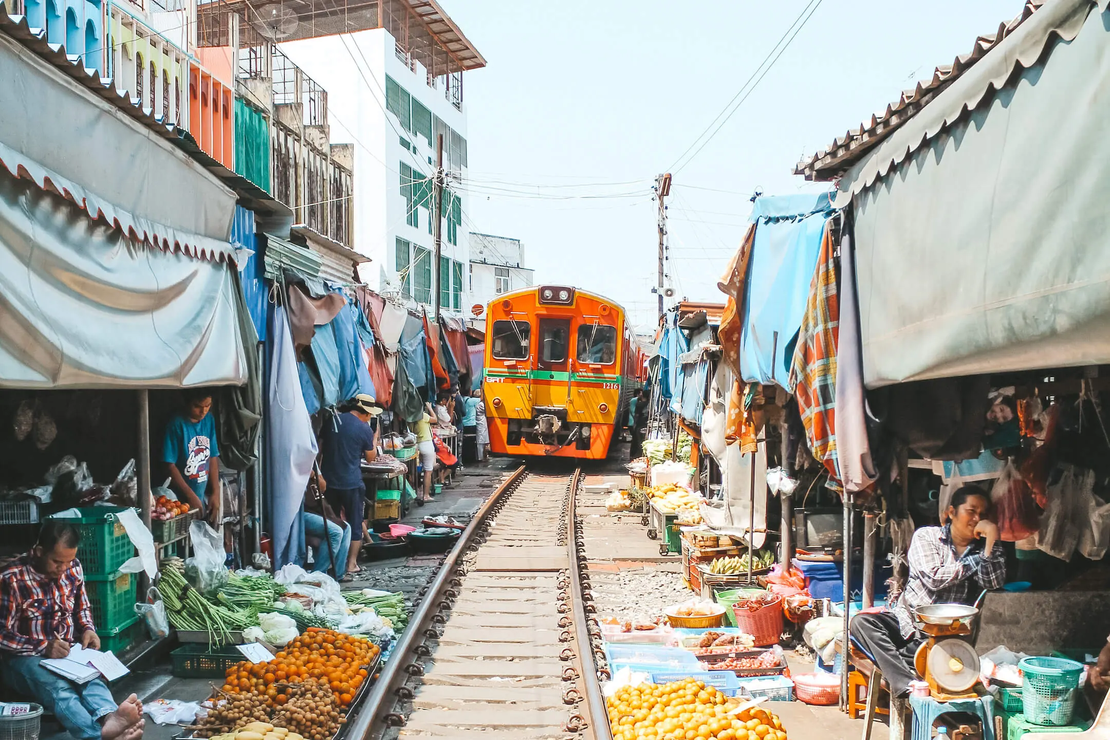 Visita el mercado del tren en Maeklong (Tailandia) con Routes of Asia