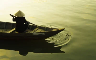 Vietnam Romántico viajes a vietnam Vietnam vietnam mujer remando bote tradicional 400x250